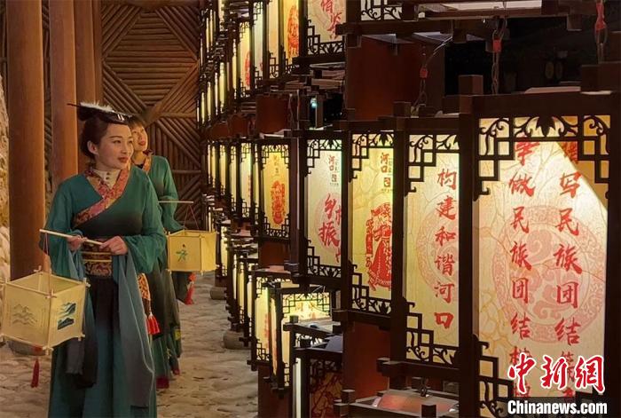 圖為游客身著古裝逛燈會?！堈裣?攝