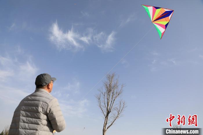 市民在放風(fēng)箏?！∴囆?qiáng) 攝