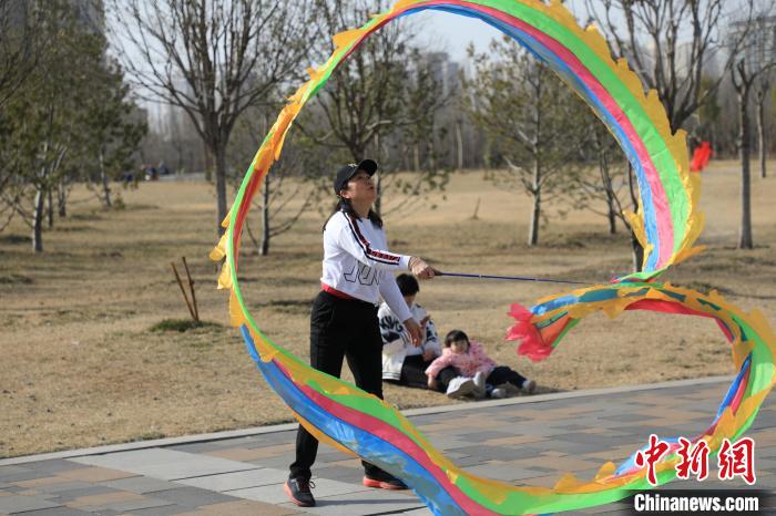市民在公園里上演彩綢舞?！∴囆?qiáng) 攝