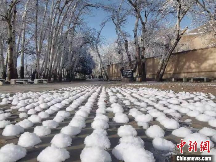 圖為春雪過后的莫高窟美不勝收?！≈鼙笕?攝