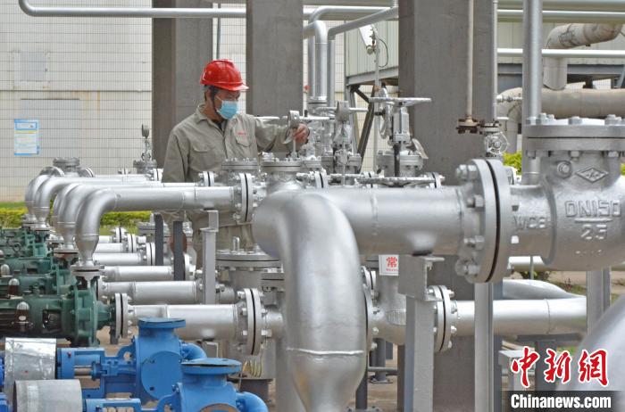 工人在查看設備儀表?！×趾霔v 攝