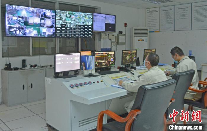 工人在中控室觀察各個生產(chǎn)車間運行情況?！×趾霔v 攝