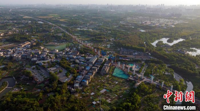 航拍正在建設(shè)中的成都至自貢高速鐵路成都段。　劉忠俊 攝