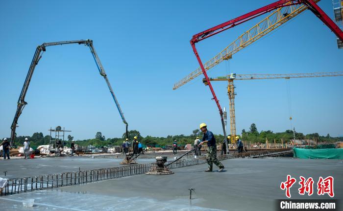 天府站多線橋施工澆筑現(xiàn)場?！⒅铱?攝