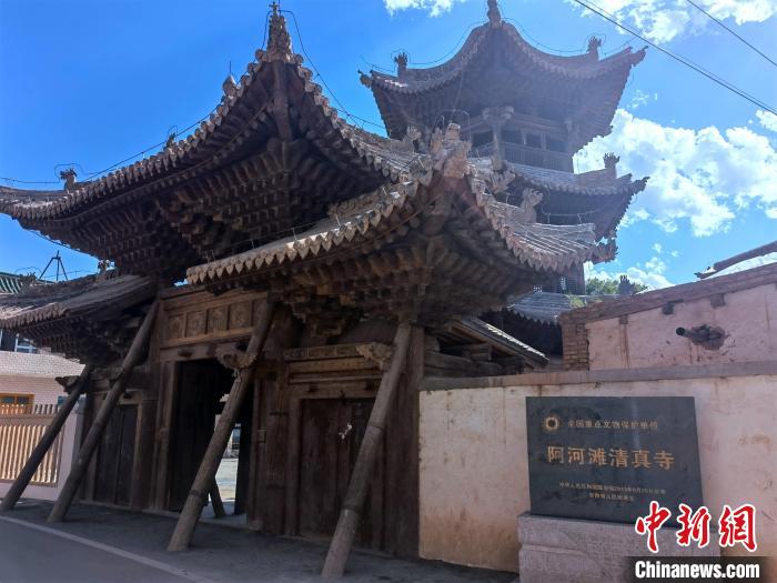 圖為集漢、藏、伊斯蘭風(fēng)格于一體的700年歷史的全國重點保護(hù)文物——阿河灘清真寺?！埡ｖ?攝