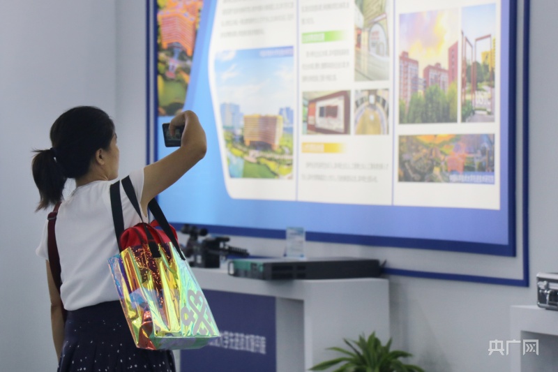 市民認(rèn)真觀展，拍攝展板上的說明內(nèi)容(央廣網(wǎng)記者 趙家慧 攝)