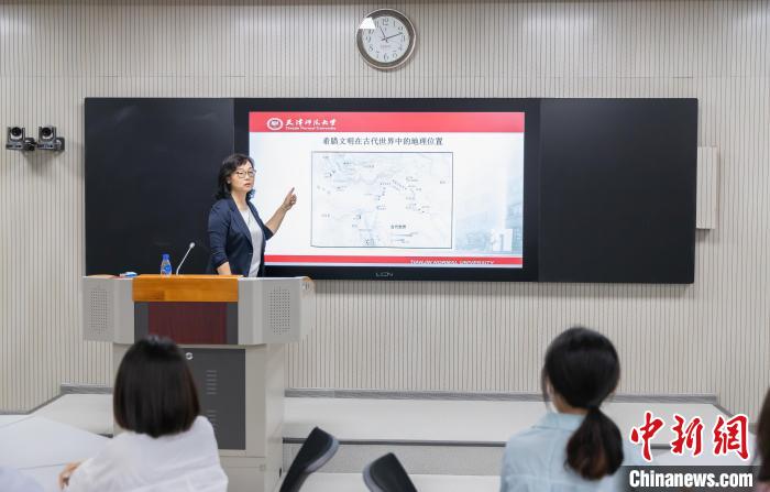 天津師范大學(xué)跨文化與世界文學(xué)研究院院長、教授郝嵐正在為同學(xué)們上課?！⊥踉谟?攝