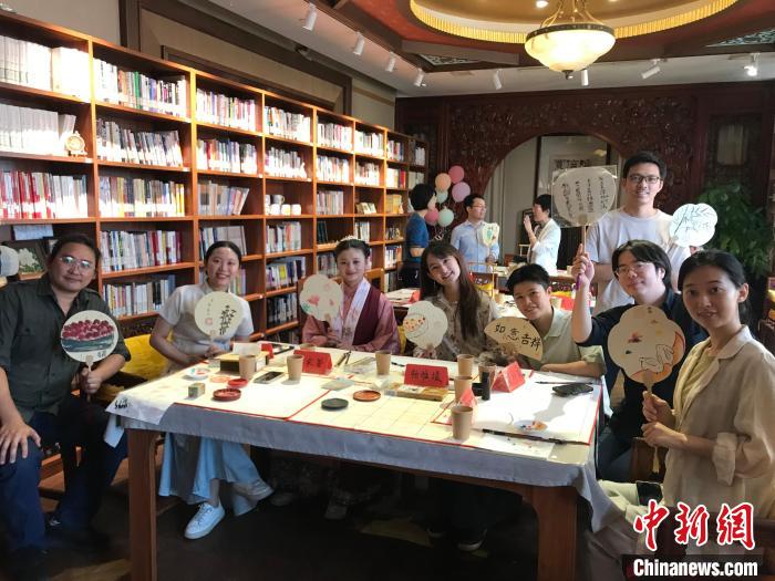 9月14日，“月動臨秋扇”中華傳統(tǒng)文化沉浸式體驗活動在北京紀曉嵐故居舉辦。陳建新 攝 陳建新 攝