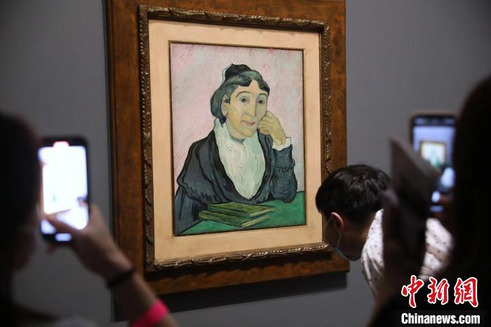 觀眾欣賞梵高畫(huà)作《阿爾勒婦女(吉努夫人肖像)》?！埡鄠?攝