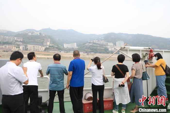 重慶市政協(xié)“同心聚力巴渝行”主題采訪團(tuán)15日走進(jìn)奉節(jié)，了解當(dāng)?shù)卣f(xié)委員護(hù)江成效。　梁欽卿 攝