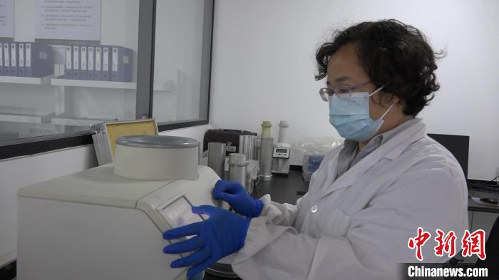 檢驗(yàn)員對(duì)樣品進(jìn)行檢測(cè)?！⊥趸萘?攝