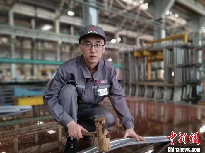 王漢卿在調(diào)修側(cè)墻彎梁。　受訪者供圖