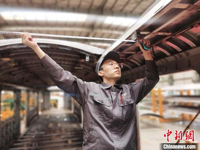 王漢卿在安裝車頂二次骨架吊?！∈茉L者供圖