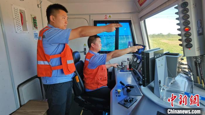 為確保首趟班列安全正點(diǎn)開行，東營(yíng)鐵路運(yùn)輸分處認(rèn)真做好班列開行的各項(xiàng)準(zhǔn)備工作。　中鐵三局運(yùn)輸工程分公司供圖