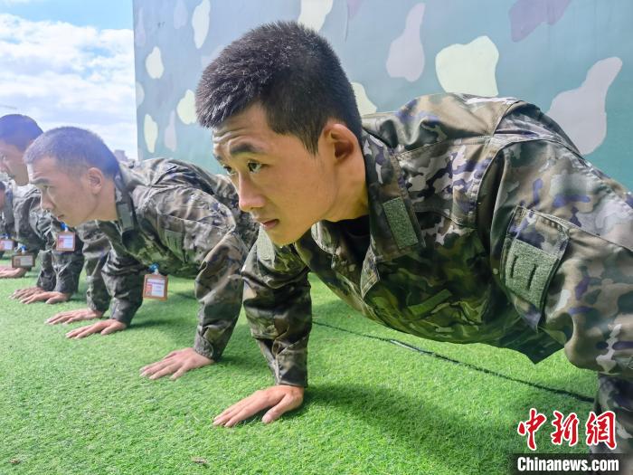 尤云龍正在和戰(zhàn)友進(jìn)行體能訓(xùn)練?！×志杆?攝