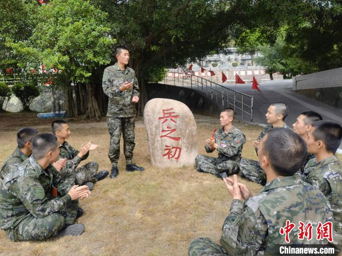 尤云龍為戰(zhàn)友講述父輩保家衛(wèi)國的故事?！＄姛樋?攝