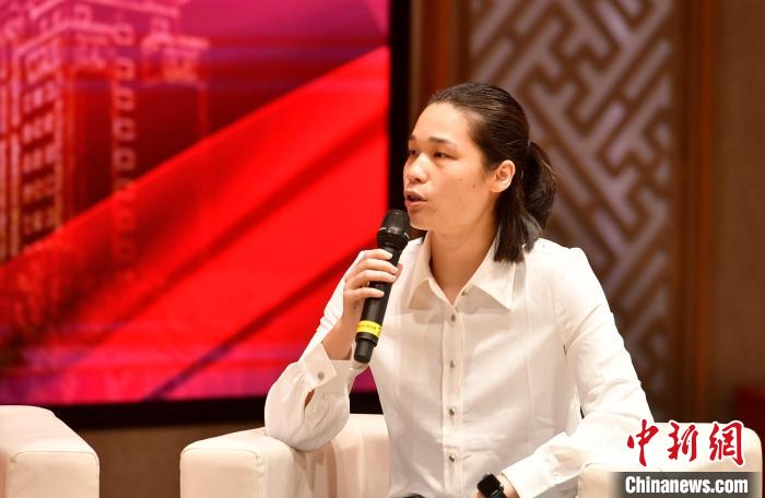 圖為林莉在福建師范大學分享會上發(fā)言?！蚊?攝