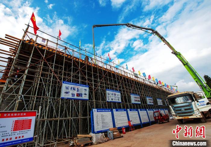 圖為渝昆高鐵云南段境內首座大橋連續(xù)梁混凝土澆筑施工現(xiàn)場?！『螀矽i 攝