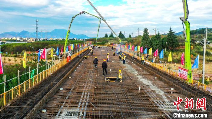 圖為渝昆高鐵云南段境內首座大橋連續(xù)梁混凝土澆筑施工現(xiàn)場?！⑽馁F 攝