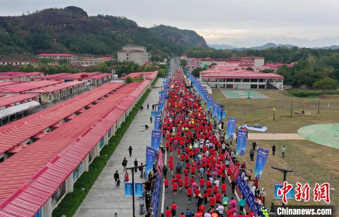 2022年龍虎山半程馬拉松鳴槍開(kāi)跑?！⒅剧?攝