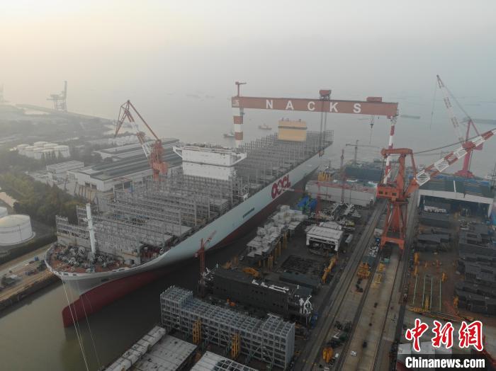 15日，全球綠色環(huán)保型集裝箱船“巨無霸”從江蘇出塢?！∧贤êＪ戮止﹫D