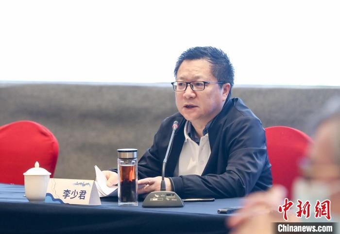 《詩刊》社主編李少君發(fā)言?！∠计挚h融媒體中心 供圖
