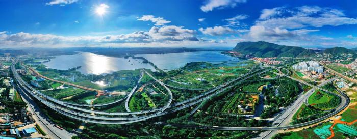 俯瞰昆明滇池沿岸。