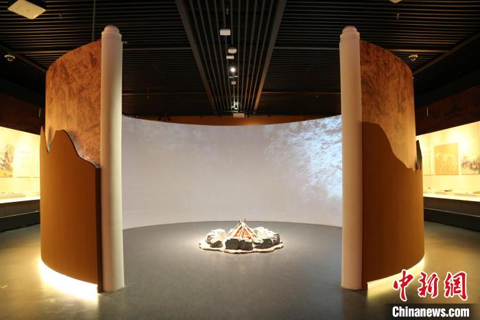 周口店遺址是迄今為止世界上同時期古人類遺址中，材料最豐富、最全面和最具代表性的一處遺址?！√胁┪镳^供圖