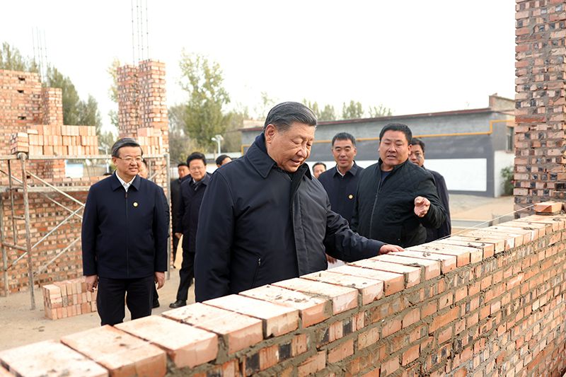 2023年11月10日，習(xí)近平總書記在河北保定涿州市刁窩鎮(zhèn)萬全莊村房屋重建施工現(xiàn)場考察。