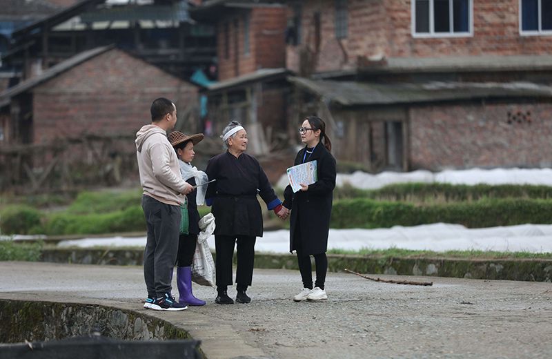 2022年3月24日，在廣西柳州市三江侗族自治縣良口鄉(xiāng)南寨村，紀(jì)檢監(jiān)察干部(右一、左一)在了解惠農(nóng)政策落實(shí)情況。