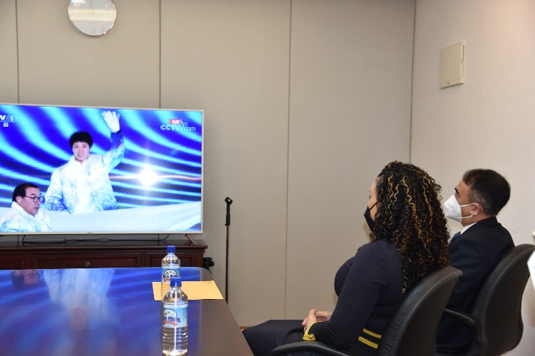 多米尼克友人與我外交官同看開幕式。中國駐多米尼克使館供圖