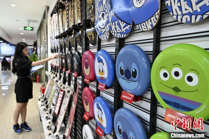 葉偉倫的體育用品公司推出了一系列IP授權(quán)款?！￡愺K旻　攝