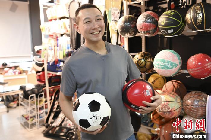 葉偉倫講述葉家在內(nèi)地的發(fā)展史，其中足球是他們家引以為傲的一個產(chǎn)品?！￡愺K旻 攝