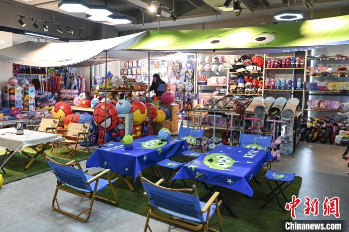 葉偉倫的體育用品公司推出了一系列產(chǎn)品。　陳驥旻 攝