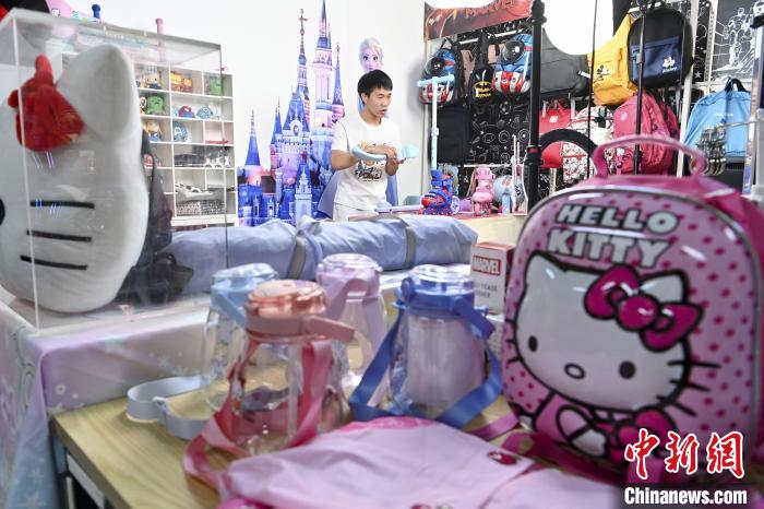 葉偉倫公司員工通過網(wǎng)絡(luò)直播方式銷售產(chǎn)品?！￡愺K旻 攝