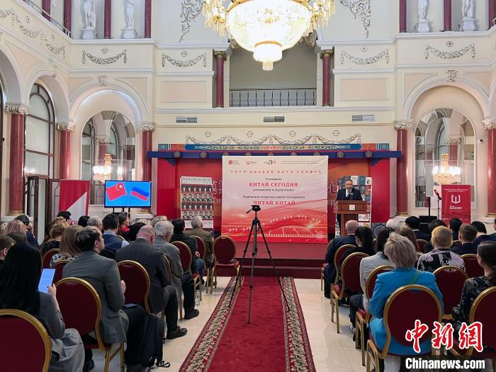 “今日中國”回顧與展望暨“閱讀中國”節(jié)目開播儀式活動現(xiàn)場?！√锉?攝