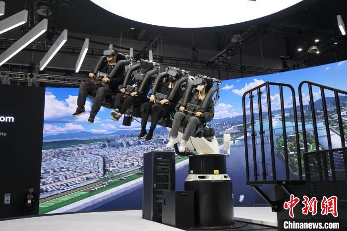 圖為觀眾在展會模擬體驗未來城市空中移動出行方式?！⑿?攝