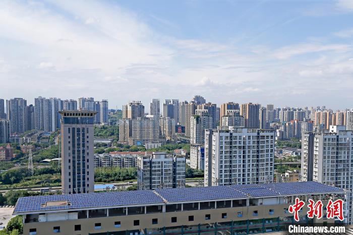 圖為輝騰能源在重慶市九龍坡區(qū)留學(xué)生創(chuàng)業(yè)園屋頂建設(shè)的光伏發(fā)電示范項(xiàng)目。　受訪企業(yè)供圖