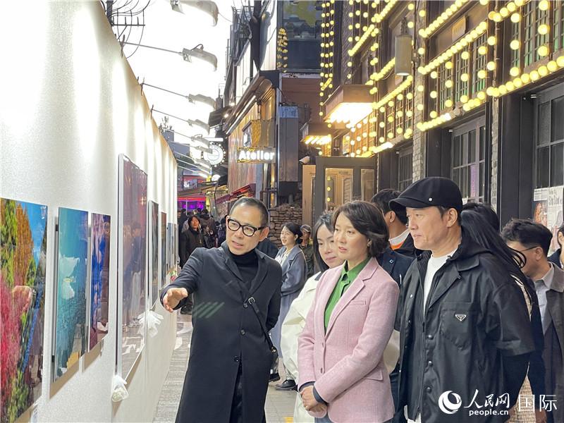 韓國(guó)中小風(fēng)險(xiǎn)企業(yè)部長(zhǎng)官李永參觀梨泰院街頭藝術(shù)展。實(shí)習(xí)生 許鵬飛攝