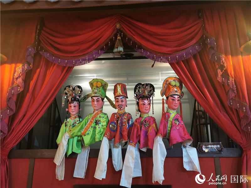 3D公仔戲臺。人民網(wǎng)記者 符園園攝