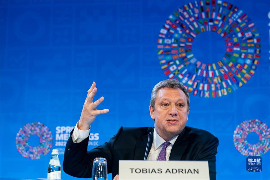 4月11日，在美國(guó)華盛頓，IMF貨幣與資本市場(chǎng)部主任托比亞斯·阿德里安出席記者會(huì)。新華社記者 劉杰 攝