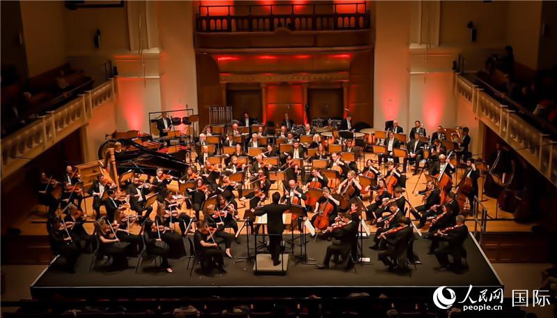 “東西之間”交響音樂會(huì)在倫敦舉辦。人民網(wǎng) 郭錦標(biāo)攝