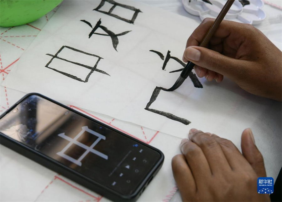 4月18日，肯尼亞學(xué)生在內(nèi)羅畢大學(xué)孔子學(xué)院舉辦的活動(dòng)上寫毛筆字?？夏醽唭?nèi)羅畢大學(xué)孔子學(xué)院18日舉辦“中文，增進(jìn)文明對(duì)話”主題活動(dòng)，慶祝即將到來的第14個(gè)聯(lián)合國(guó)中文日。肯尼亞學(xué)生參與互動(dòng)，進(jìn)行書法、剪紙、唱中文歌等活動(dòng)。新華社記者 韓旭 攝