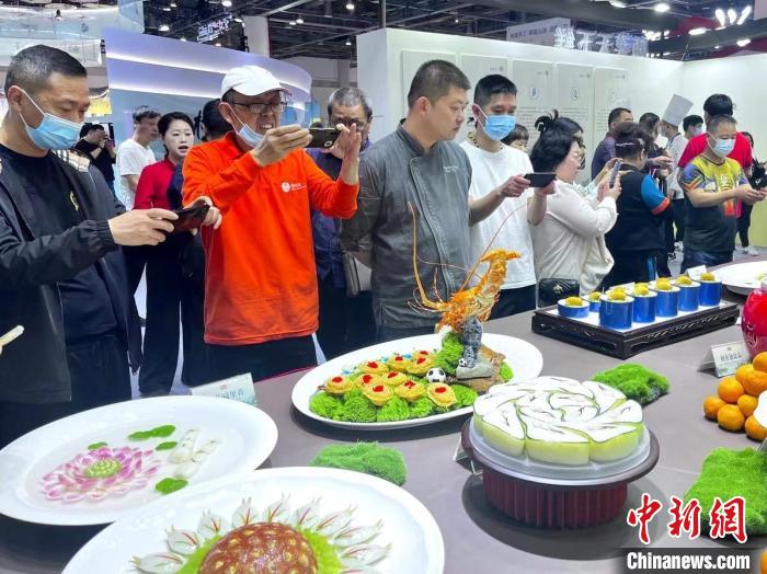 游客對(duì)展品充滿興趣?！⊥糨W文 攝