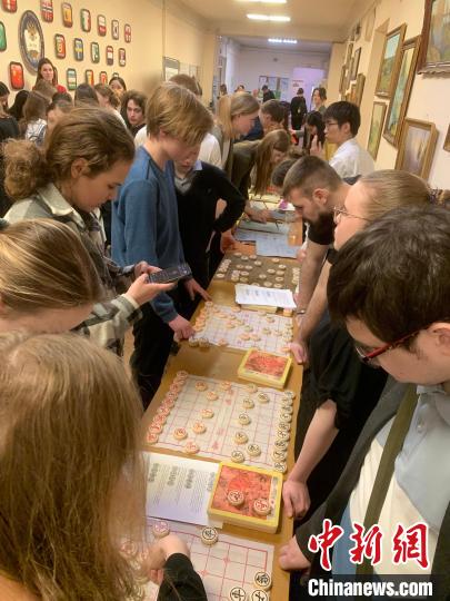 4月21日，莫斯科國立語言大學孔子學院附屬中學舉辦“國際中文日”活動，學生們學習中國象棋?！∧箍茋⒄Z言大學孔子學院 供圖