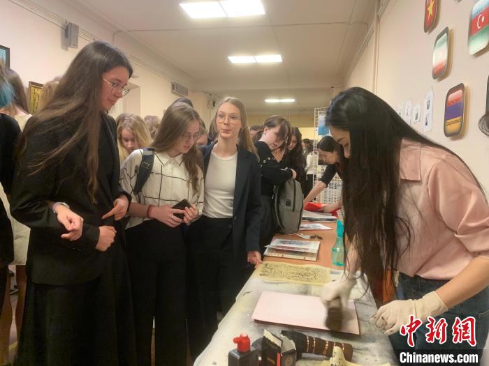 4月21日，莫斯科國立語言大學孔子學院附屬中學舉辦“國際中文日”活動，學生們體驗雕版印刷。　莫斯科國立語言大學孔子學院 供圖