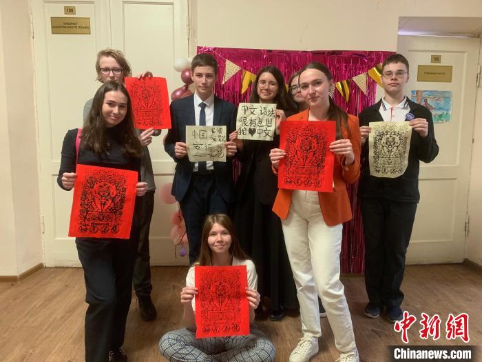 4月21日，莫斯科國立語言大學孔子學院附屬中學舉辦“國際中文日”活動，學生們展示自己的學習成果?！∧箍茋⒄Z言大學孔子學院 供圖