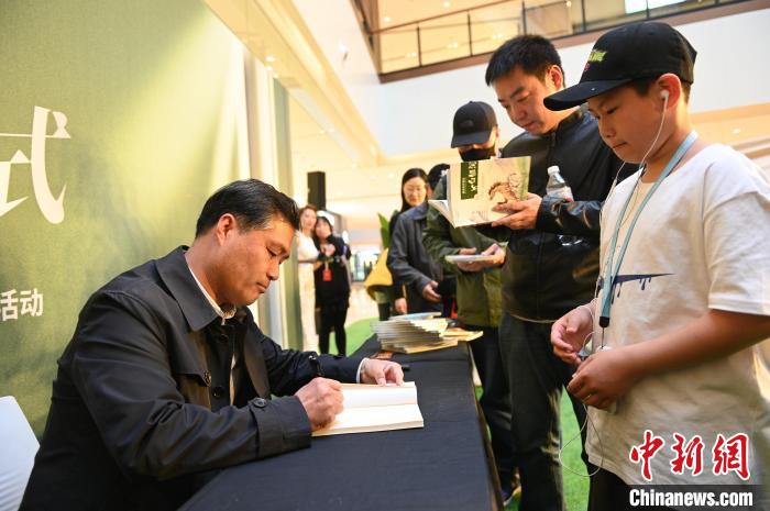 薛濤進(jìn)行圖書簽售?！∮诤Ｑ?攝