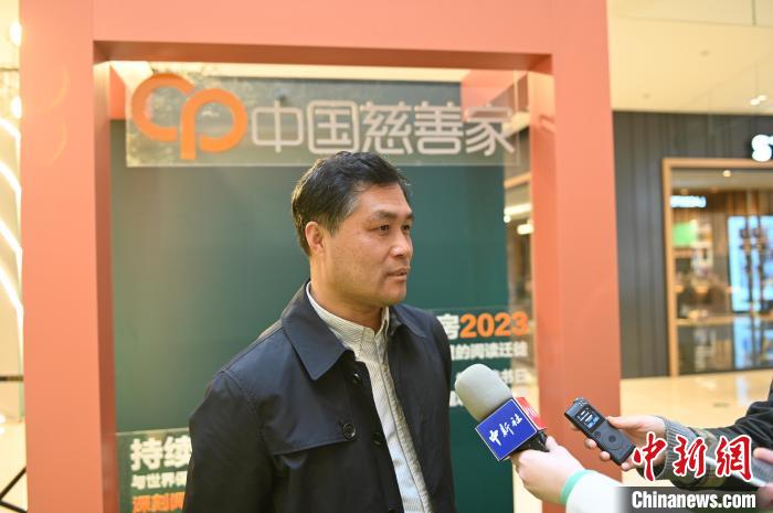 薛濤接受采訪?！∮诤Ｑ?攝