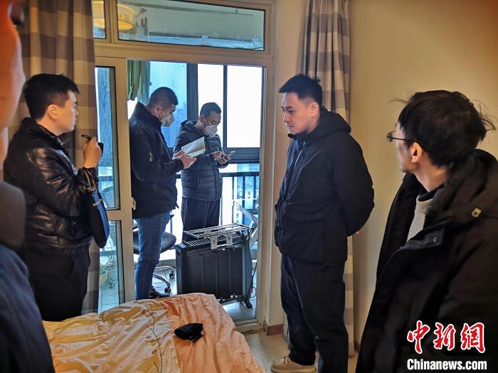 丹東市公安局民警抓捕犯罪嫌疑人，在其家中進(jìn)行搜查?！〉|市公安局供圖